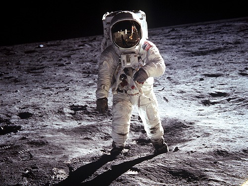 月面に立つアポロ11号のクルー