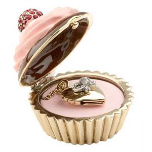 ジューシークチュール Juicy Couture  ハートロケットネックレス＆カップケーキボックス  Heart Necklace & Cupcake Box
