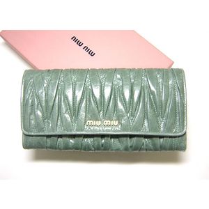 ミュウミュウ財布 MIUMIU マトラッセ二つ折長財布(アガヴェ) 5M1109